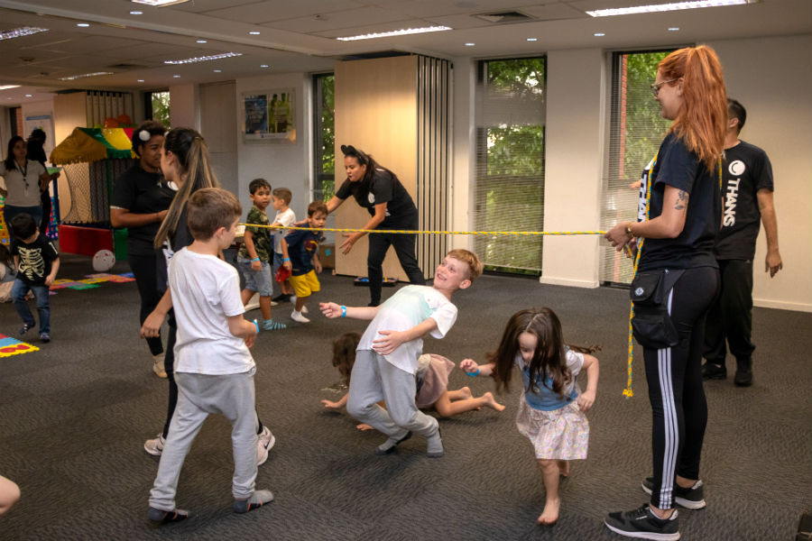 º  Mascote personalizado  º  Personagens animados  º  Caricaturistas  º  Mágicos e artistas circenses  º  Esquetes divertidas  º  Teatro adulto e infantil  º  Recepção animada  º  Locutor e mestre de cerimônias  º  Recreadores e animadores de eventos  º  Atletas e esportistas  º  Jogos lúdicos, gincanas e caça ao tesouro  º  Maquiagem artística  º  Escultura de balões