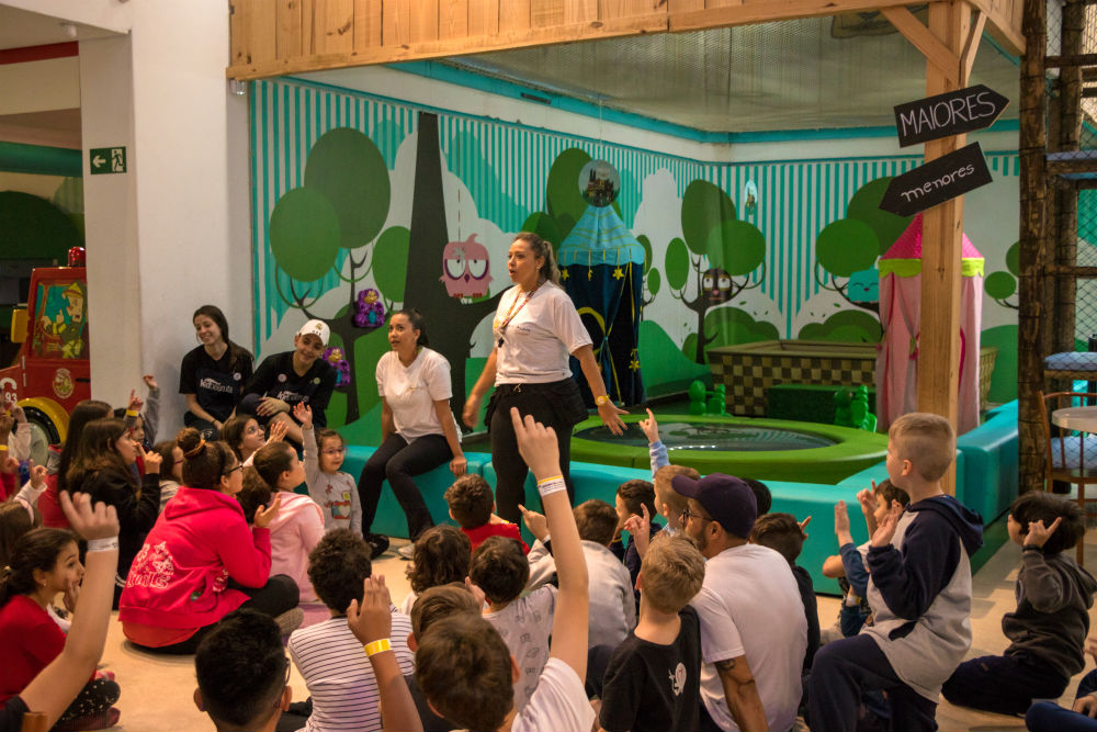 º  Mascote personalizado  º  Personagens animados  º  Caricaturistas  º  Mágicos e artistas circenses  º  Esquetes divertidas  º  Teatro adulto e infantil  º  Recepção animada  º  Locutor e mestre de cerimônias  º  Recreadores e animadores de eventos  º  Atletas e esportistas  º  Jogos lúdicos, gincanas e caça ao tesouro  º  Maquiagem artística  º  Escultura de balões