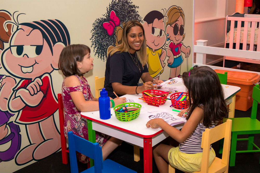 º  Mascote personalizado  º  Personagens animados  º  Caricaturistas  º  Mágicos e artistas circenses  º  Esquetes divertidas  º  Teatro adulto e infantil  º  Recepção animada  º  Locutor e mestre de cerimônias  º  Recreadores e animadores de eventos  º  Atletas e esportistas  º  Jogos lúdicos, gincanas e caça ao tesouro  º  Maquiagem artística  º  Escultura de balões