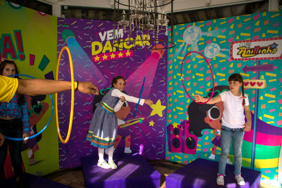 º  Mascote personalizado  º  Personagens animados  º  Caricaturistas  º  Mágicos e artistas circenses  º  Esquetes divertidas  º  Teatro adulto e infantil  º  Recepção animada  º  Locutor e mestre de cerimônias  º  Recreadores e animadores de eventos  º  Atletas e esportistas  º  Jogos lúdicos, gincanas e caça ao tesouro  º  Maquiagem artística  º  Escultura de balões