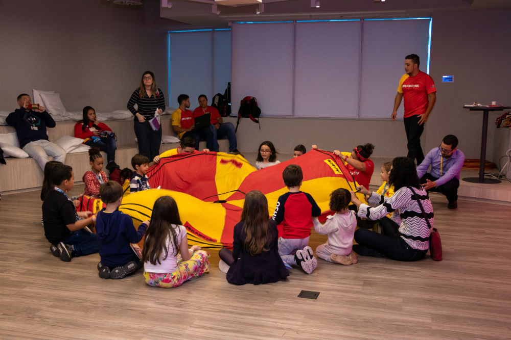 º  Mascote personalizado  º  Personagens animados  º  Caricaturistas  º  Mágicos e artistas circenses  º  Esquetes divertidas  º  Teatro adulto e infantil  º  Recepção animada  º  Locutor e mestre de cerimônias  º  Recreadores e animadores de eventos  º  Atletas e esportistas  º  Jogos lúdicos, gincanas e caça ao tesouro  º  Maquiagem artística  º  Escultura de balões