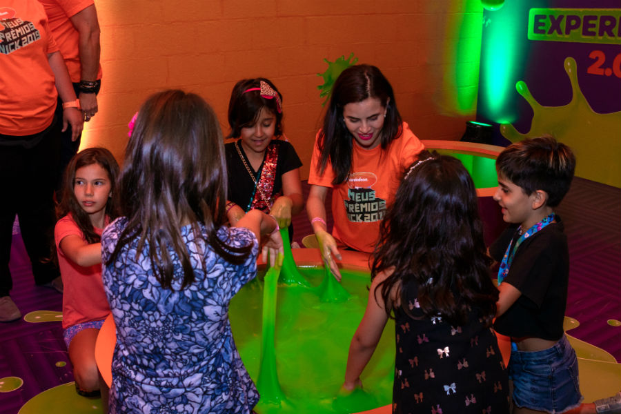 º  Mascote personalizado  º  Personagens animados  º  Caricaturistas  º  Mágicos e artistas circenses  º  Esquetes divertidas  º  Teatro adulto e infantil  º  Recepção animada  º  Locutor e mestre de cerimônias  º  Recreadores e animadores de eventos  º  Atletas e esportistas  º  Jogos lúdicos, gincanas e caça ao tesouro  º  Maquiagem artística  º  Escultura de balões