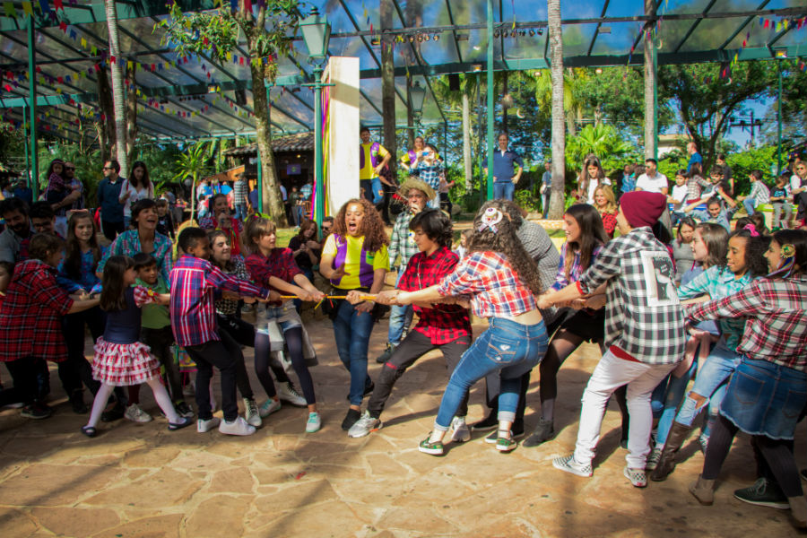 º  Mascote personalizado  º  Personagens animados  º  Caricaturistas  º  Mágicos e artistas circenses  º  Esquetes divertidas  º  Teatro adulto e infantil  º  Recepção animada  º  Locutor e mestre de cerimônias  º  Recreadores e animadores de eventos  º  Atletas e esportistas  º  Jogos lúdicos, gincanas e caça ao tesouro  º  Maquiagem artística  º  Escultura de balões