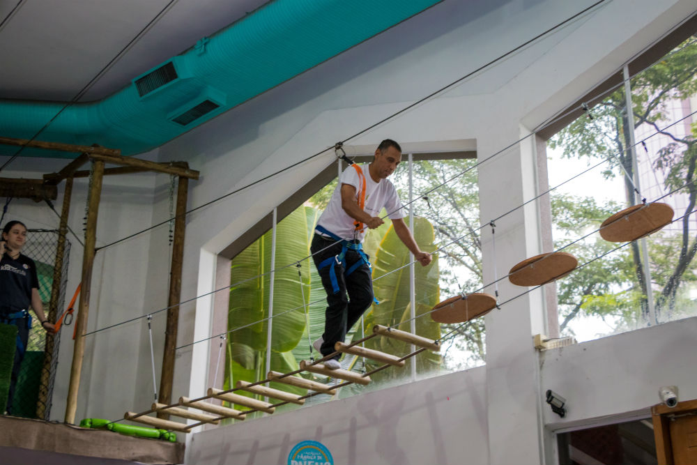 º  Mascote personalizado  º  Personagens animados  º  Caricaturistas  º  Mágicos e artistas circenses  º  Esquetes divertidas  º  Teatro adulto e infantil  º  Recepção animada  º  Locutor e mestre de cerimônias  º  Recreadores e animadores de eventos  º  Atletas e esportistas  º  Jogos lúdicos, gincanas e caça ao tesouro  º  Maquiagem artística  º  Escultura de balões