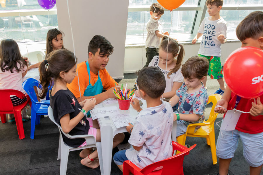 º  Mascote personalizado  º  Personagens animados  º  Caricaturistas  º  Mágicos e artistas circenses  º  Esquetes divertidas  º  Teatro adulto e infantil  º  Recepção animada  º  Locutor e mestre de cerimônias  º  Recreadores e animadores de eventos  º  Atletas e esportistas  º  Jogos lúdicos, gincanas e caça ao tesouro  º  Maquiagem artística  º  Escultura de balões