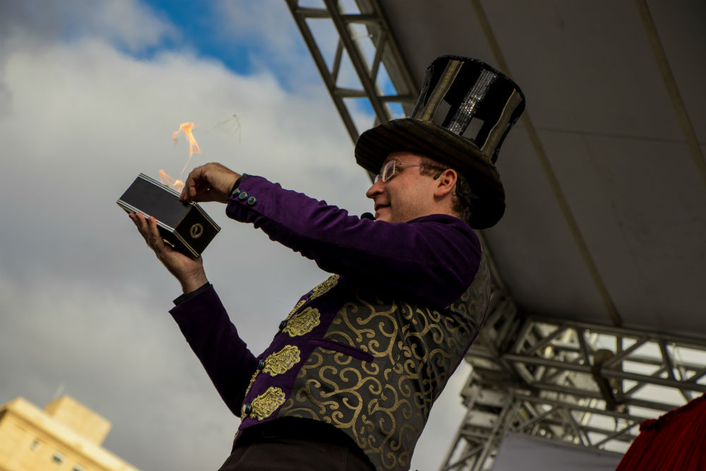 º  Mascote personalizado  º  Personagens animados  º  Caricaturistas  º  Mágicos e artistas circenses  º  Esquetes divertidas  º  Teatro adulto e infantil  º  Recepção animada  º  Locutor e mestre de cerimônias  º  Recreadores e animadores de eventos  º  Atletas e esportistas  º  Jogos lúdicos, gincanas e caça ao tesouro  º  Maquiagem artística  º  Escultura de balões